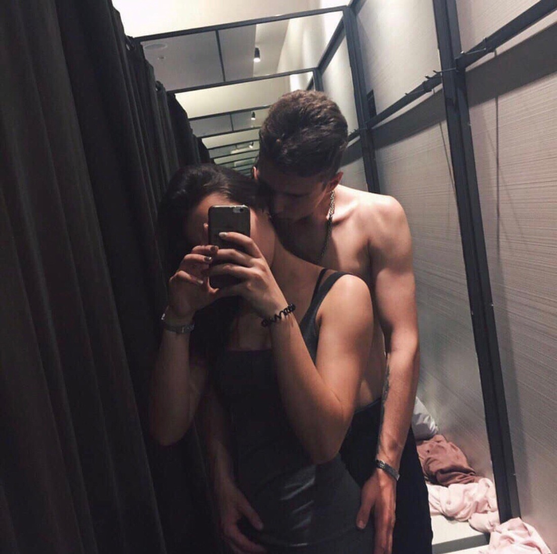 Парень с девушкой в примерочной