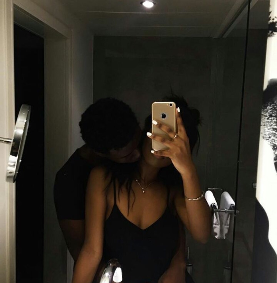 Брюнетка в зеркале