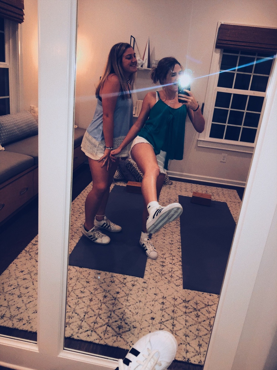 Фотосессия с подругами у зеркала