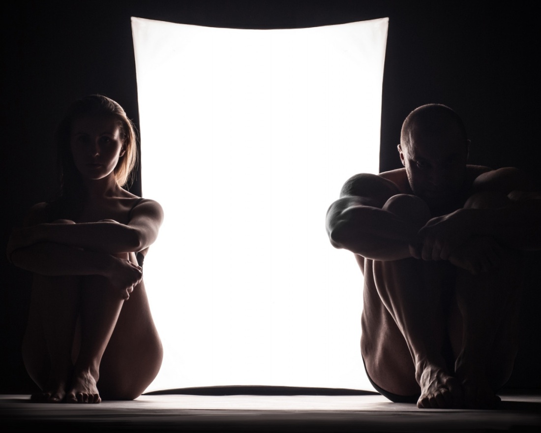 Мужчина и женщина спина к спине