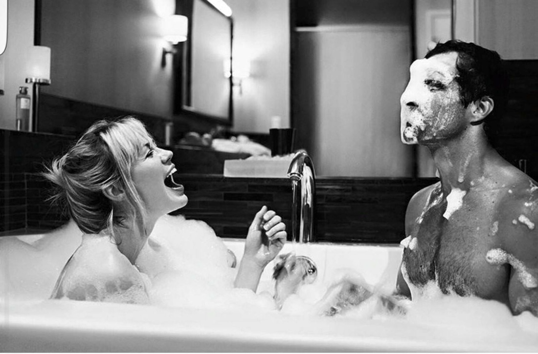 Парень с девушкой в ванне