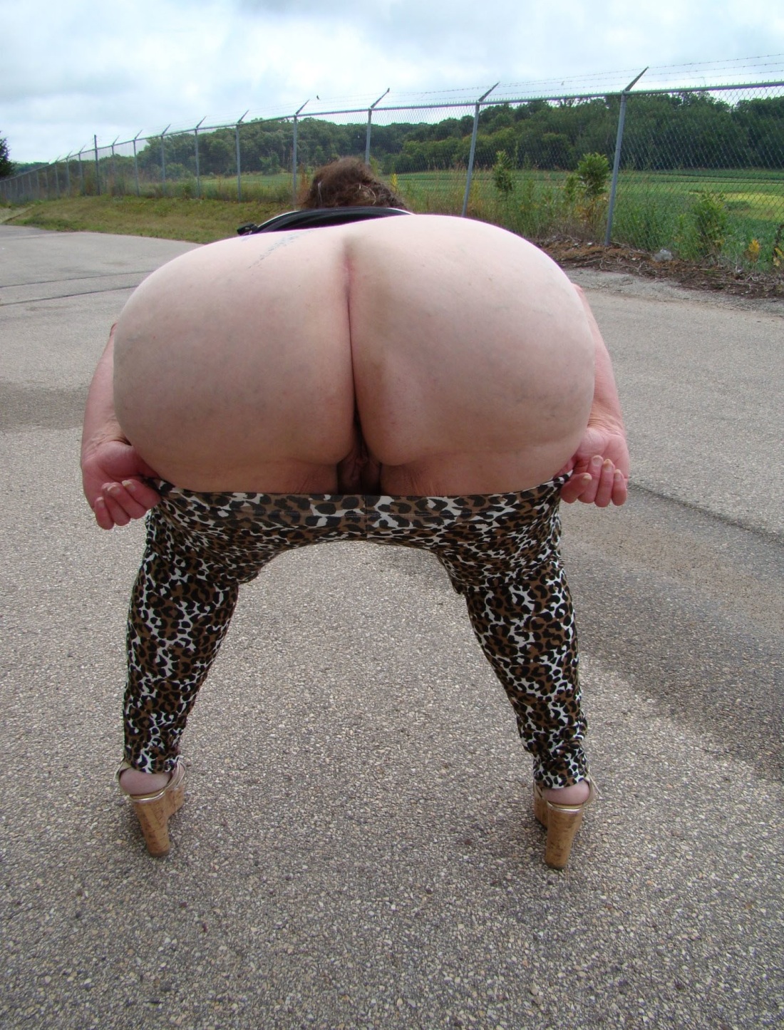 Женщина нагнулась без трусов