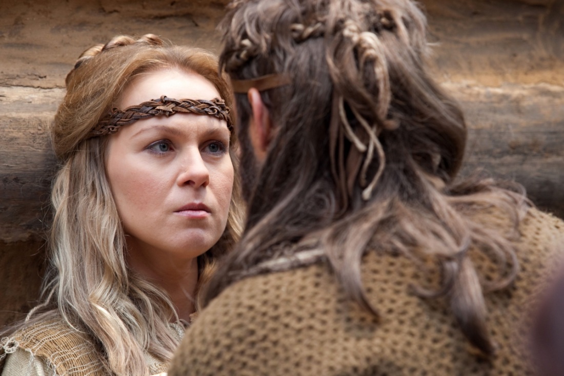 Эльвира Болгова в короткой юбке