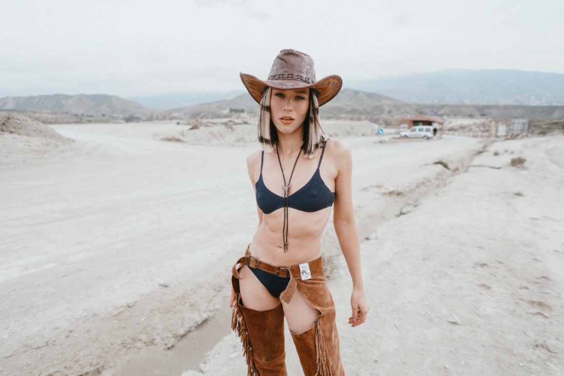 Айова певица в купальнике