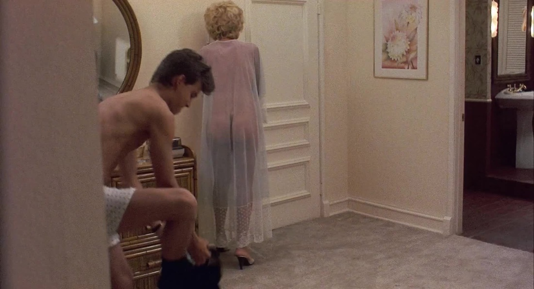 Эдриенн Барбо голая грудь