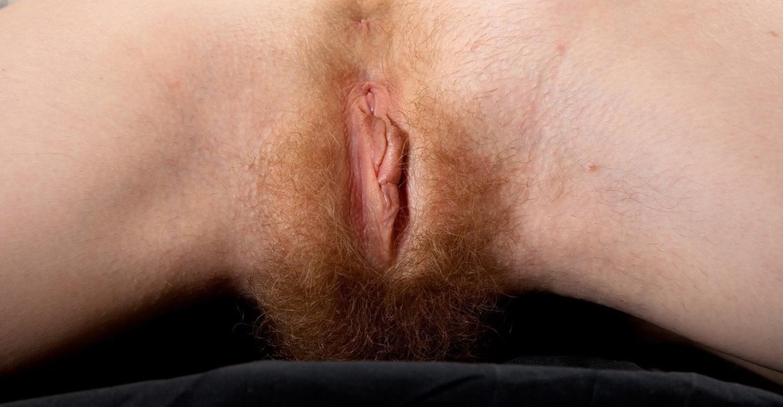 Висячая грудь и волосатая пизда.