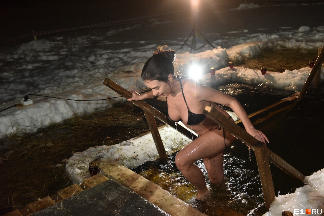 Голые женщины купаются в проруби