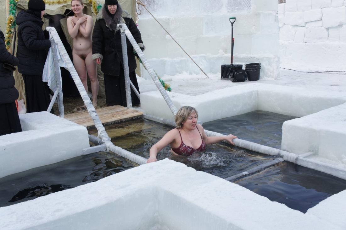 Крещенские купания в стрингах