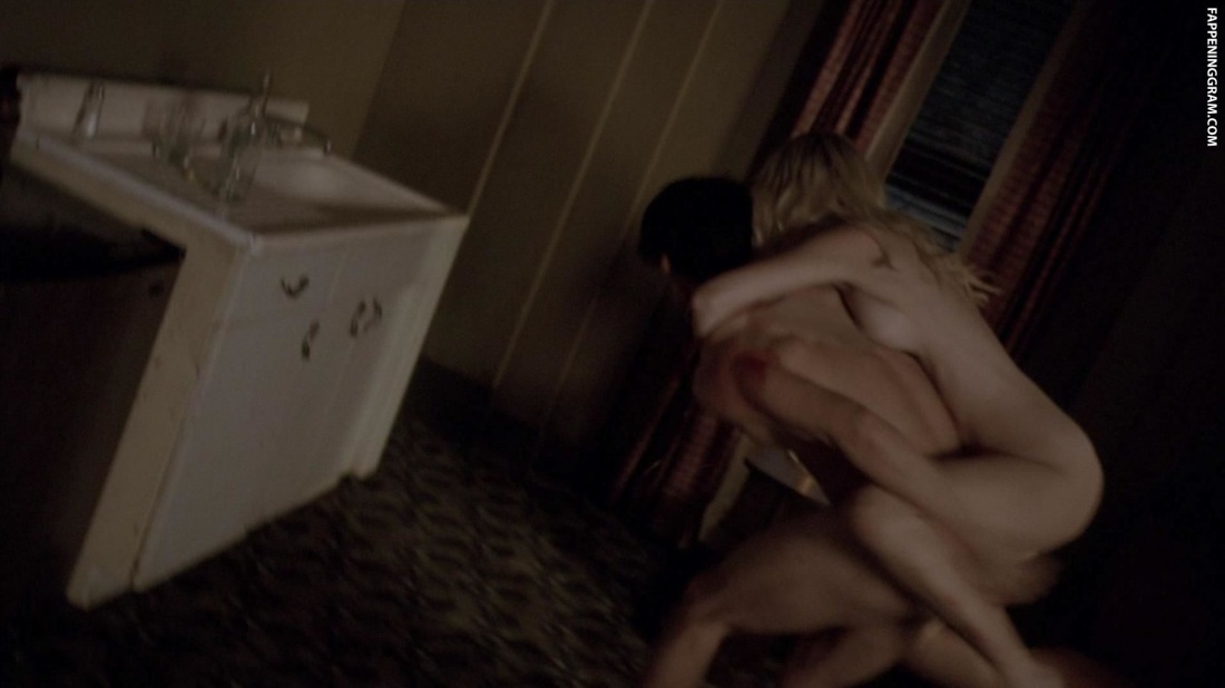 Голая телочка на Красном покрывале лично