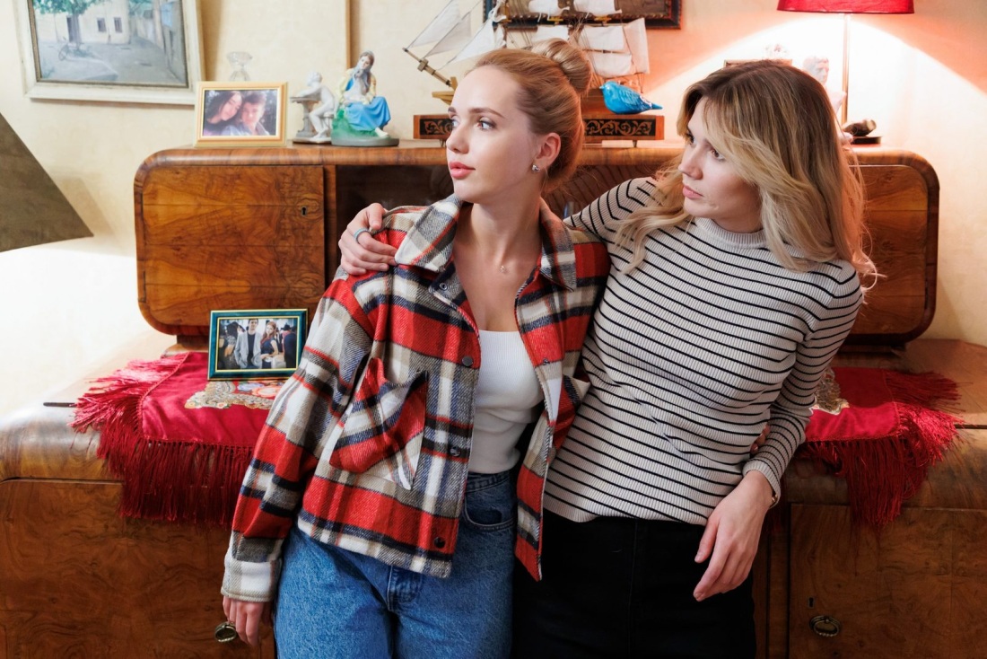 Девушки в купальниках на реке