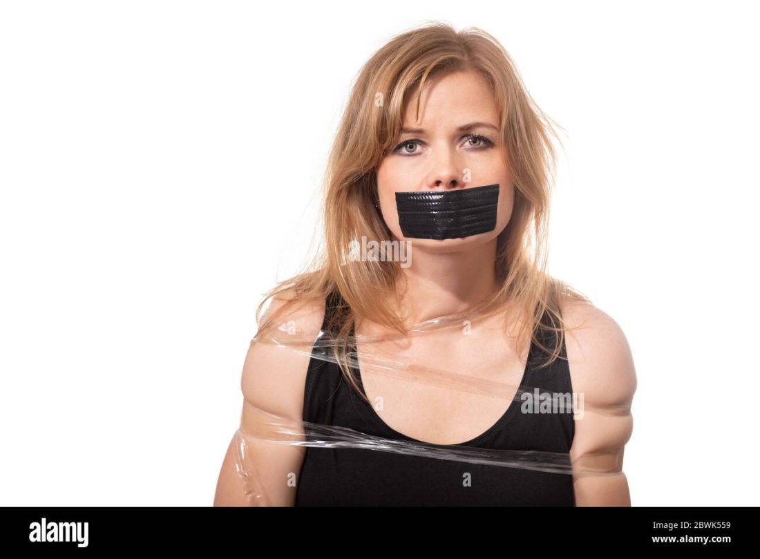 Девушка с заклеенным ртом скотчем