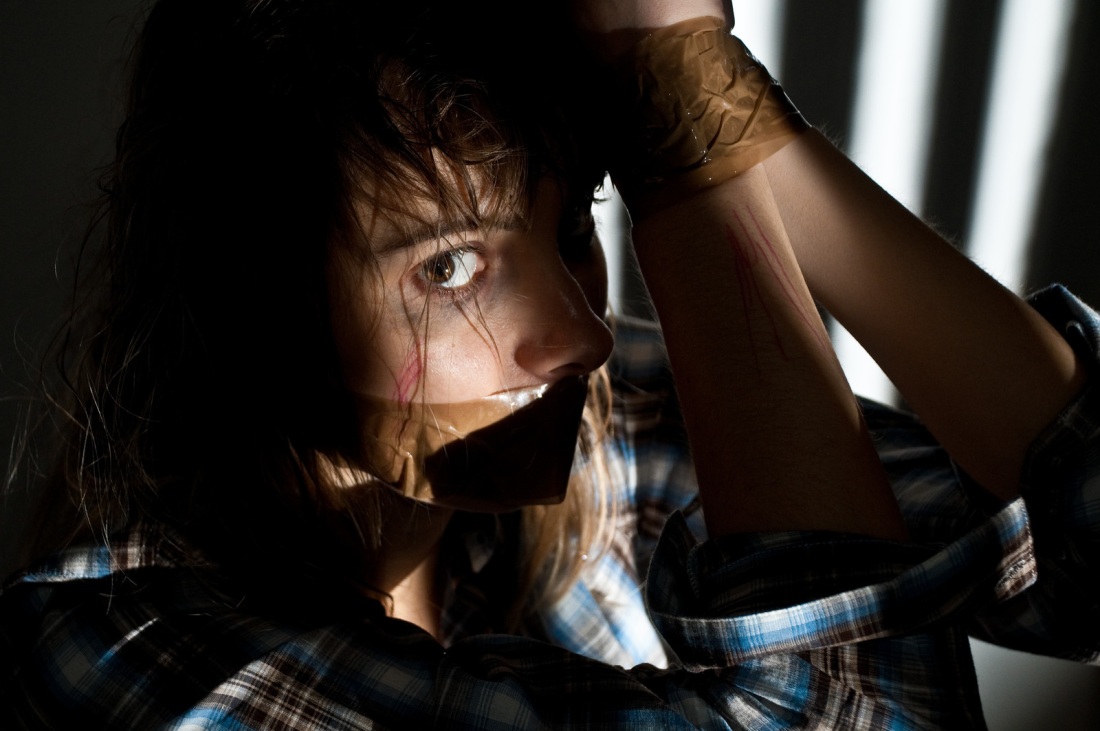 Связанная испуганная девушка