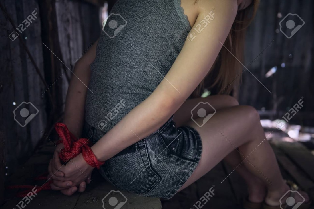 Девушка связала девушку