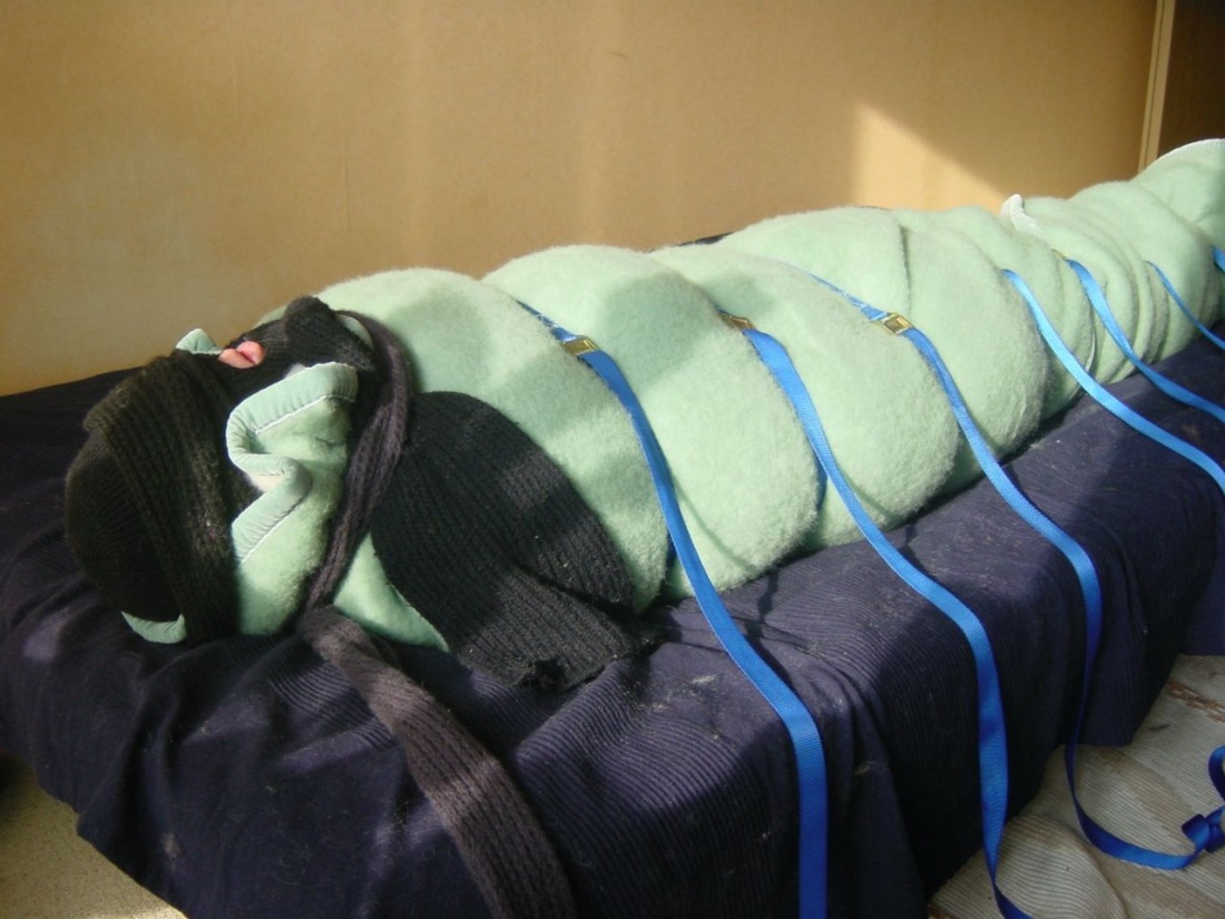 Кокон мумификация пеленание