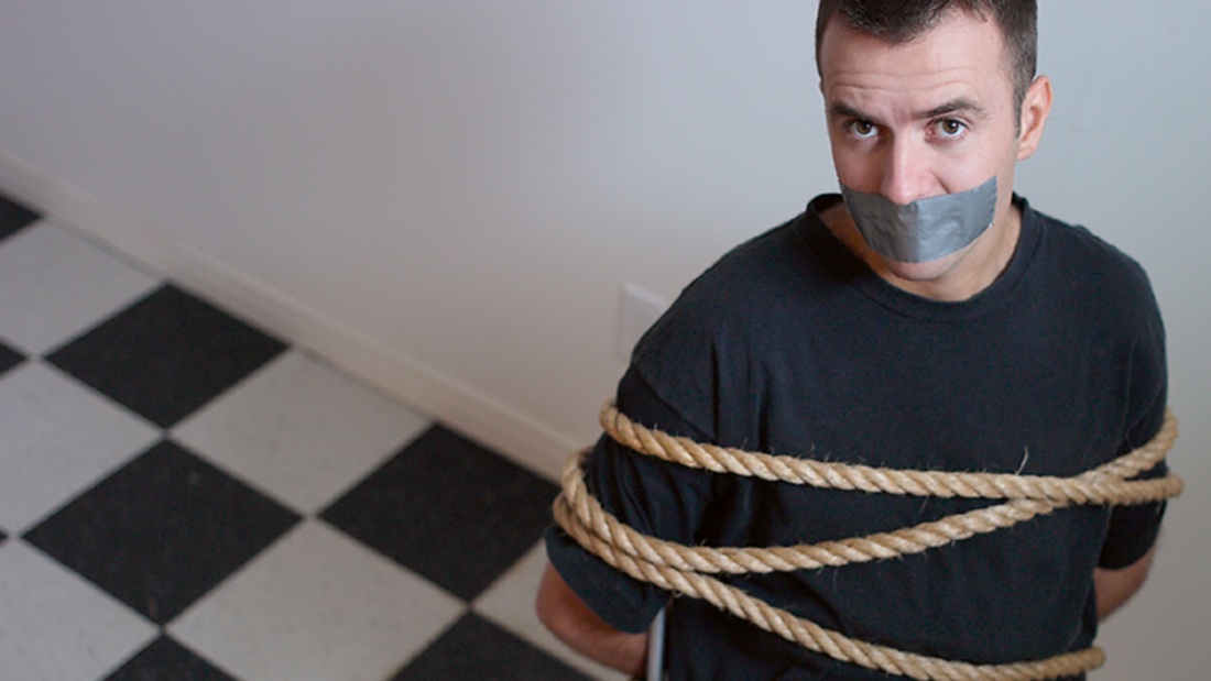 Связанный человек