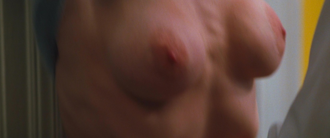 Конни Нильсен голая попа