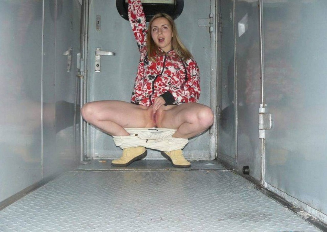 Девушка на унитазе частное