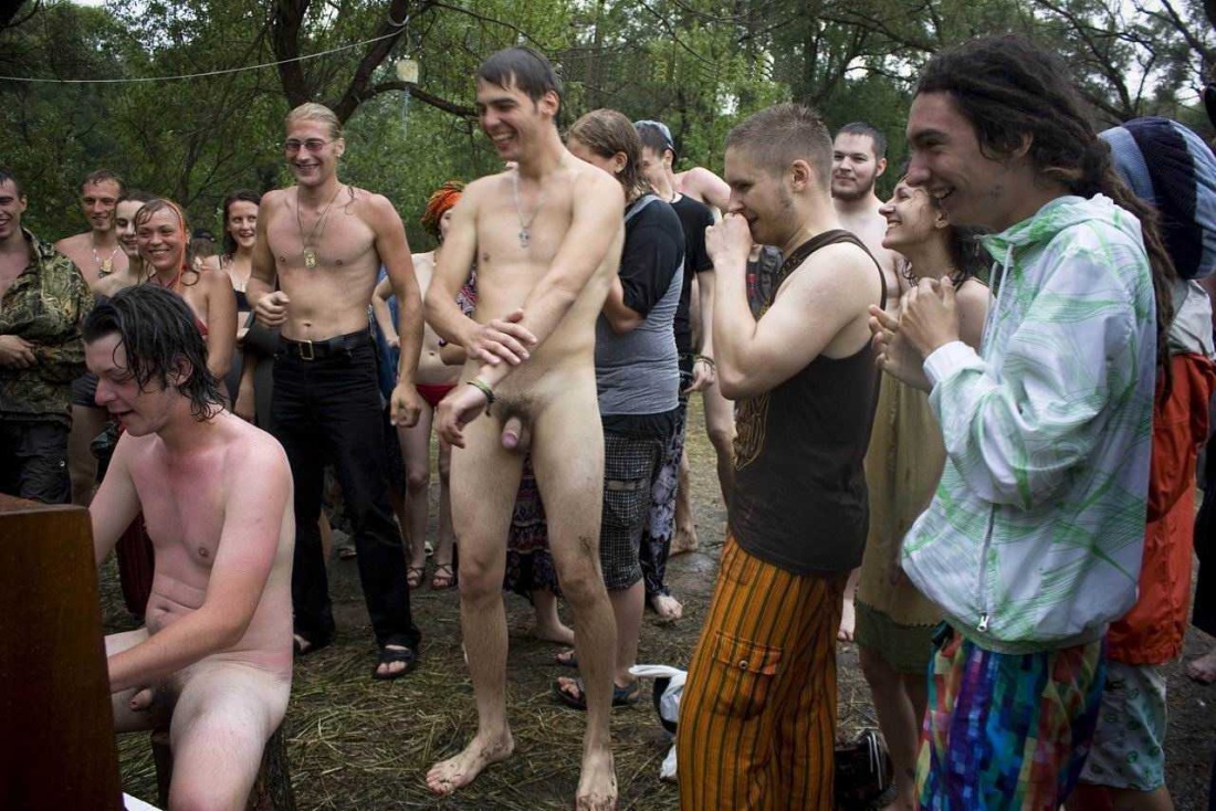 Голый парень одетая женщина