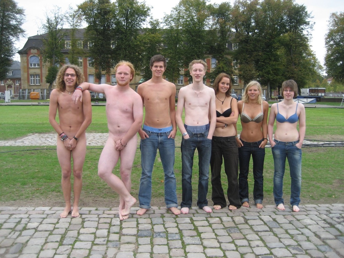 Голые парни и одетые девки в бассейне