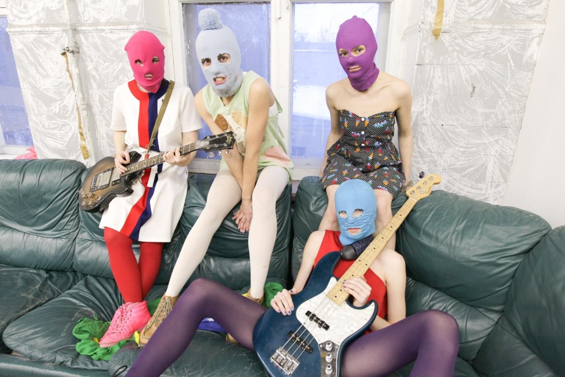 Казненная девушка топлес