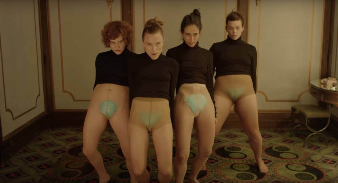 Девушка в музее секса.порно