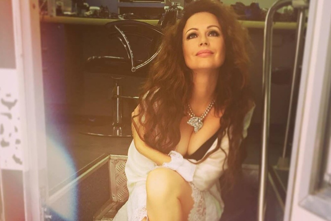 Ирина Безрукова декольте