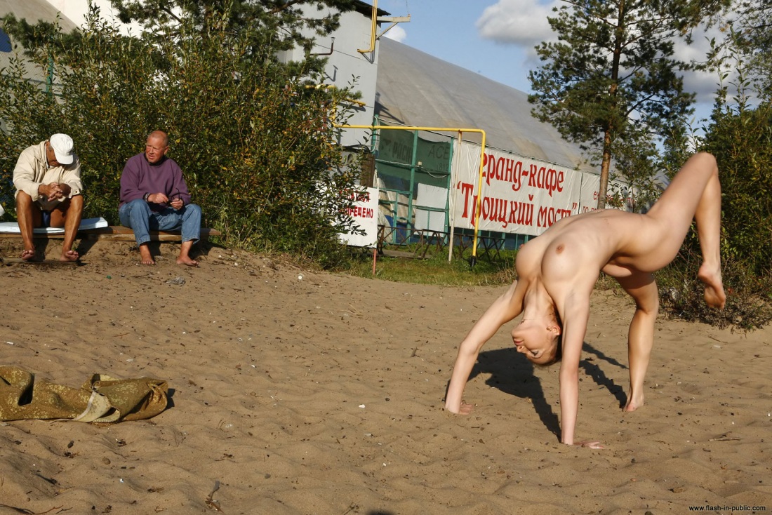 Публичный анал на природе