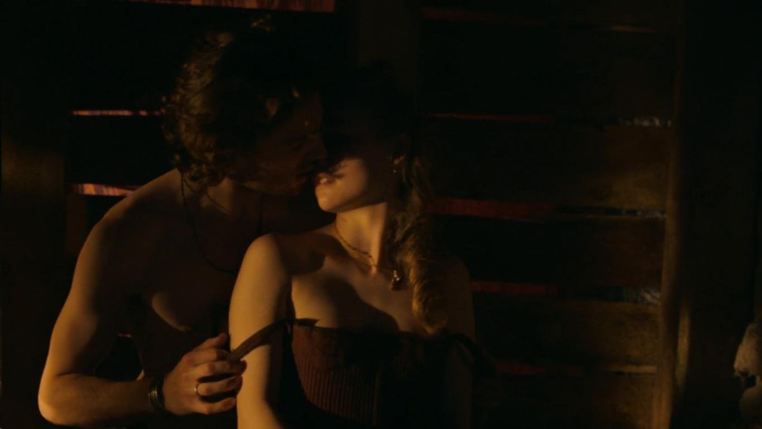 Голая блондинка в городе