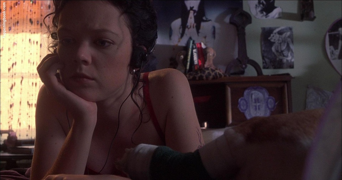 Emma Kenney бесстыжие грудь