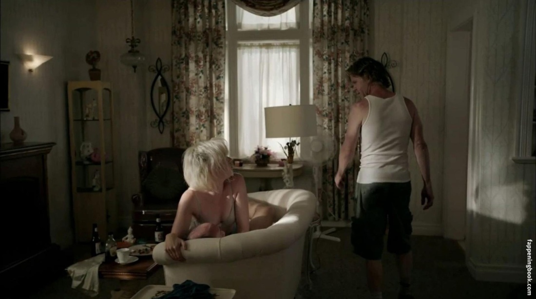 Эмили Бергл в бесстыжих эро