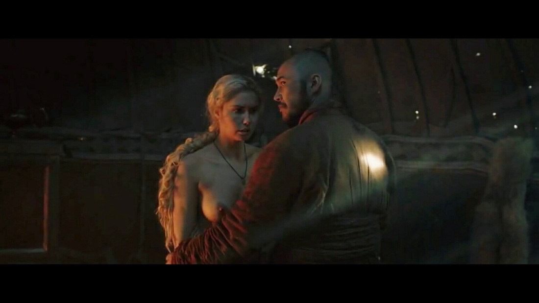 Агата Муцениеце разделась