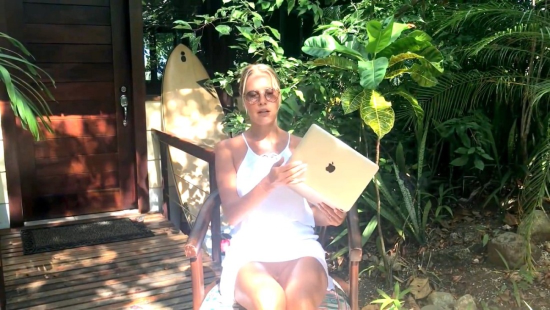 Голая Елена летучая голая