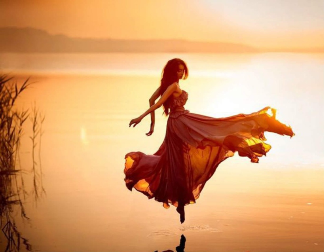 Танцующая женщина