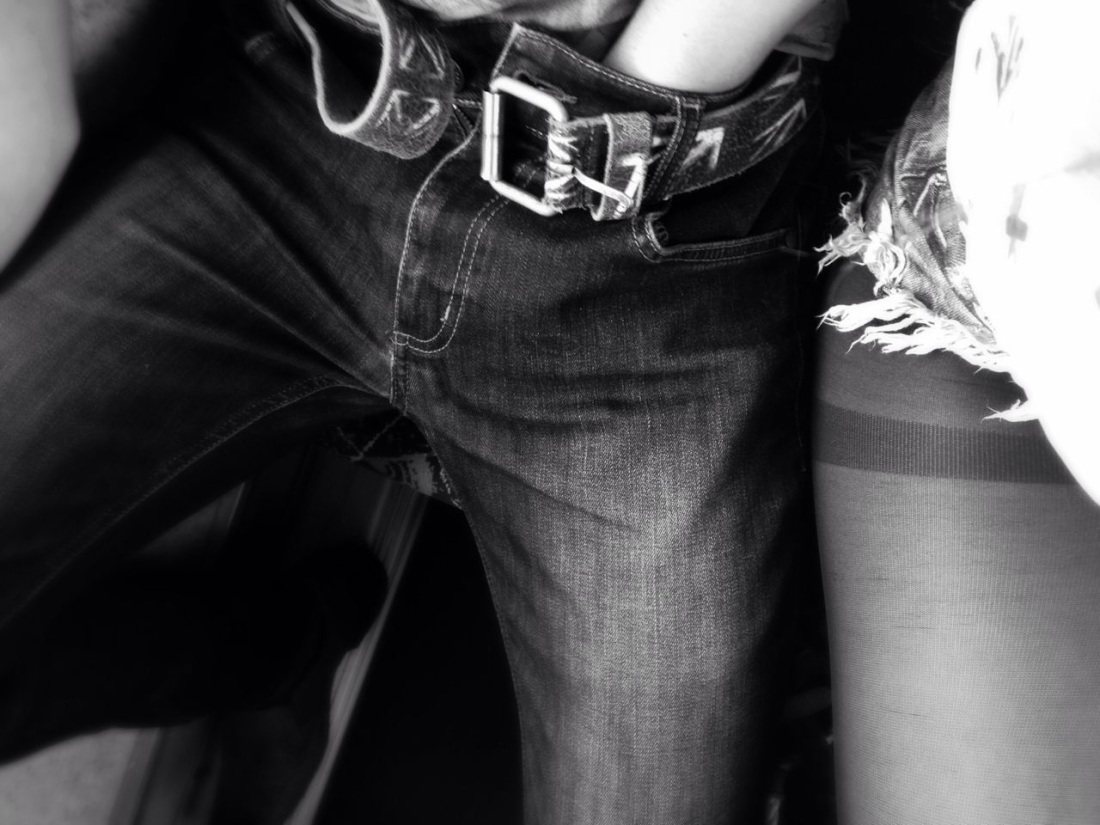 Мужчина расстегивает ширинку