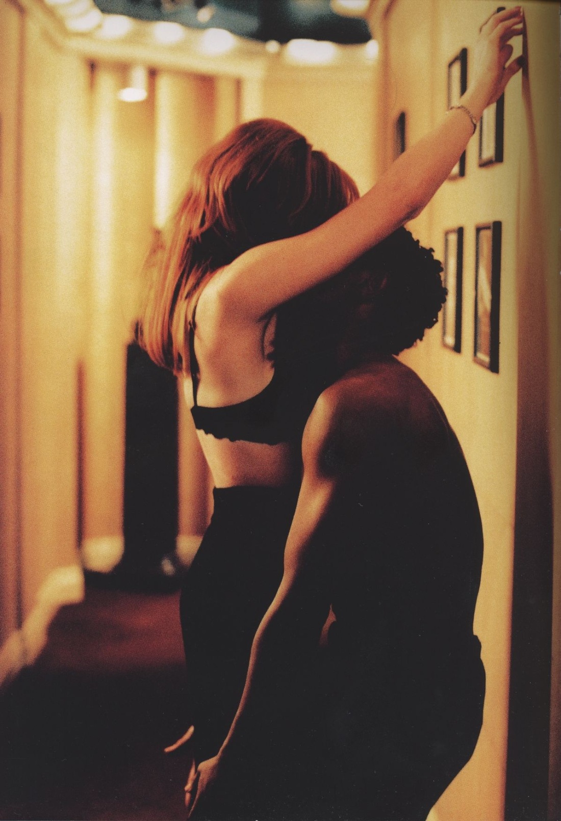 Мужчина прижимает женщину