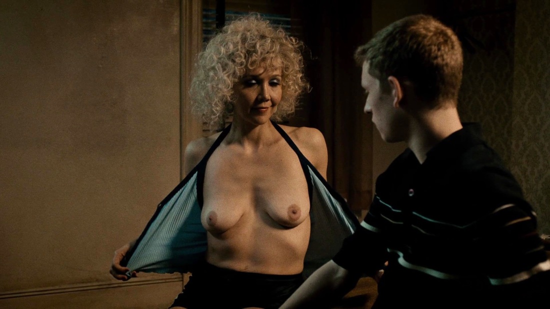 Maggie Gyllenhaal в Deuce постельная сцена