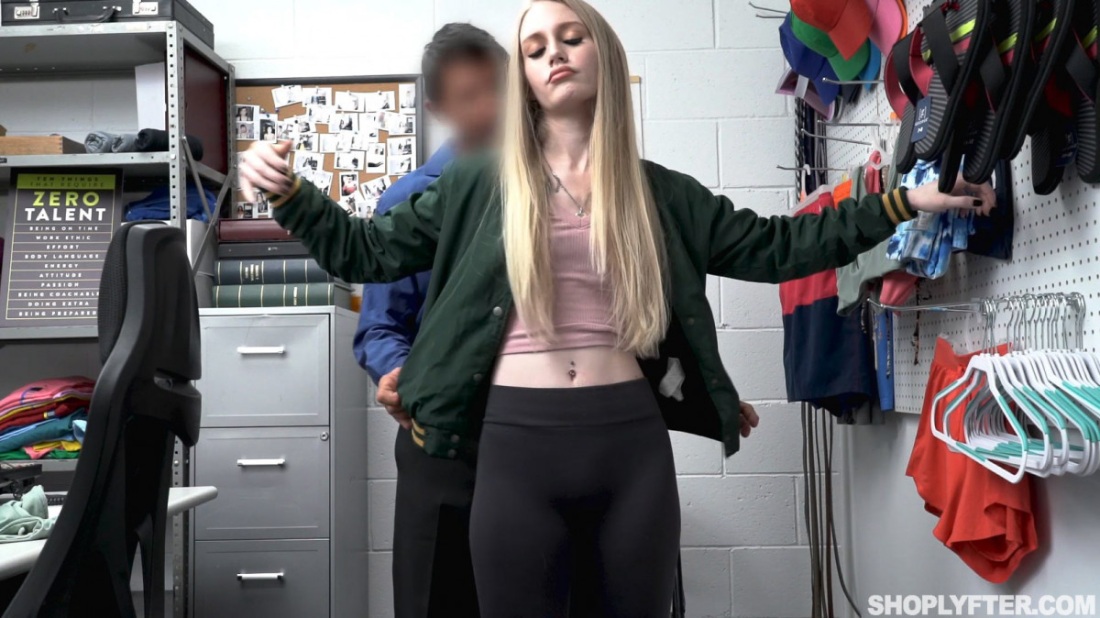 Shoplyfter блондинка