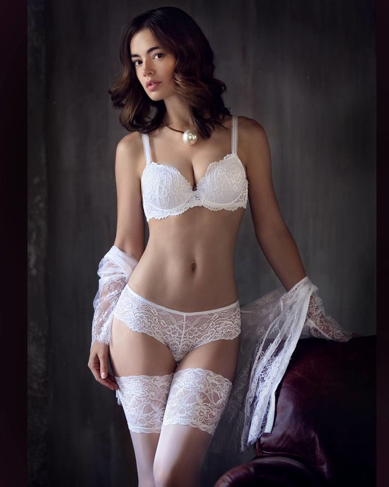 Лидия Саводерова в чулках