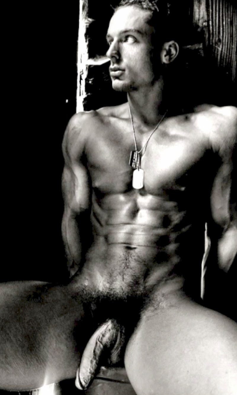 Модель Тревор Адамс голый