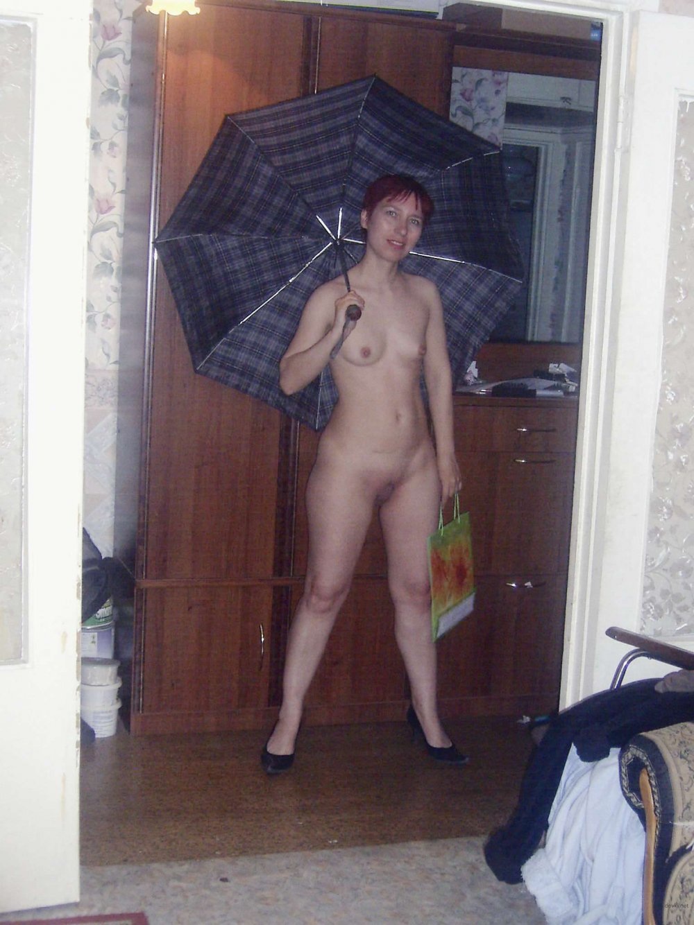 Голая в квартире частное
