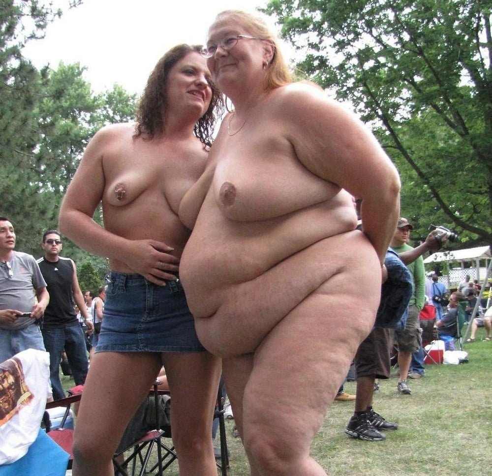 Голые женщины с раздвинутыми ногами