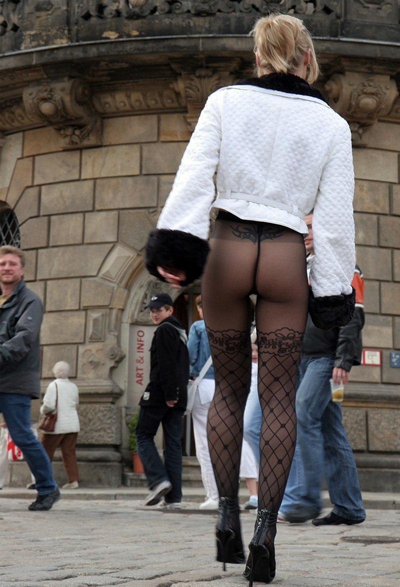 Девушки в колготках без трусиков