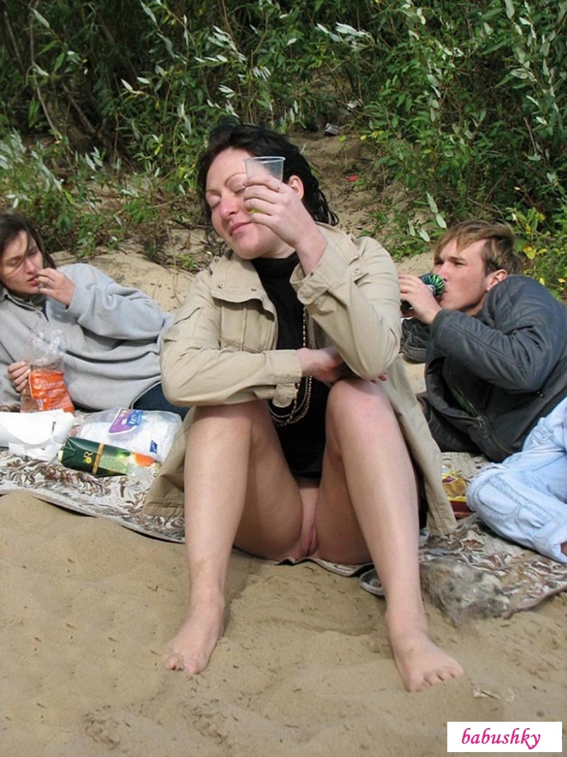 Зрелая жена с мужем на природе