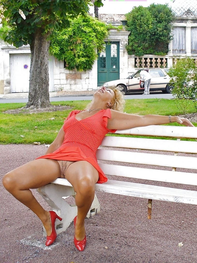 Молодые мамки без трусов