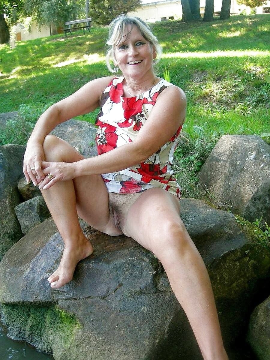 Дженни Смит в чулках на улице