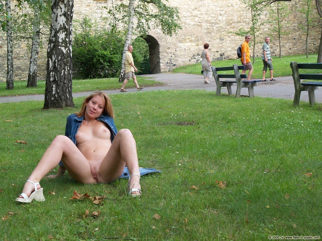 Голая зрелая в чулках на улице