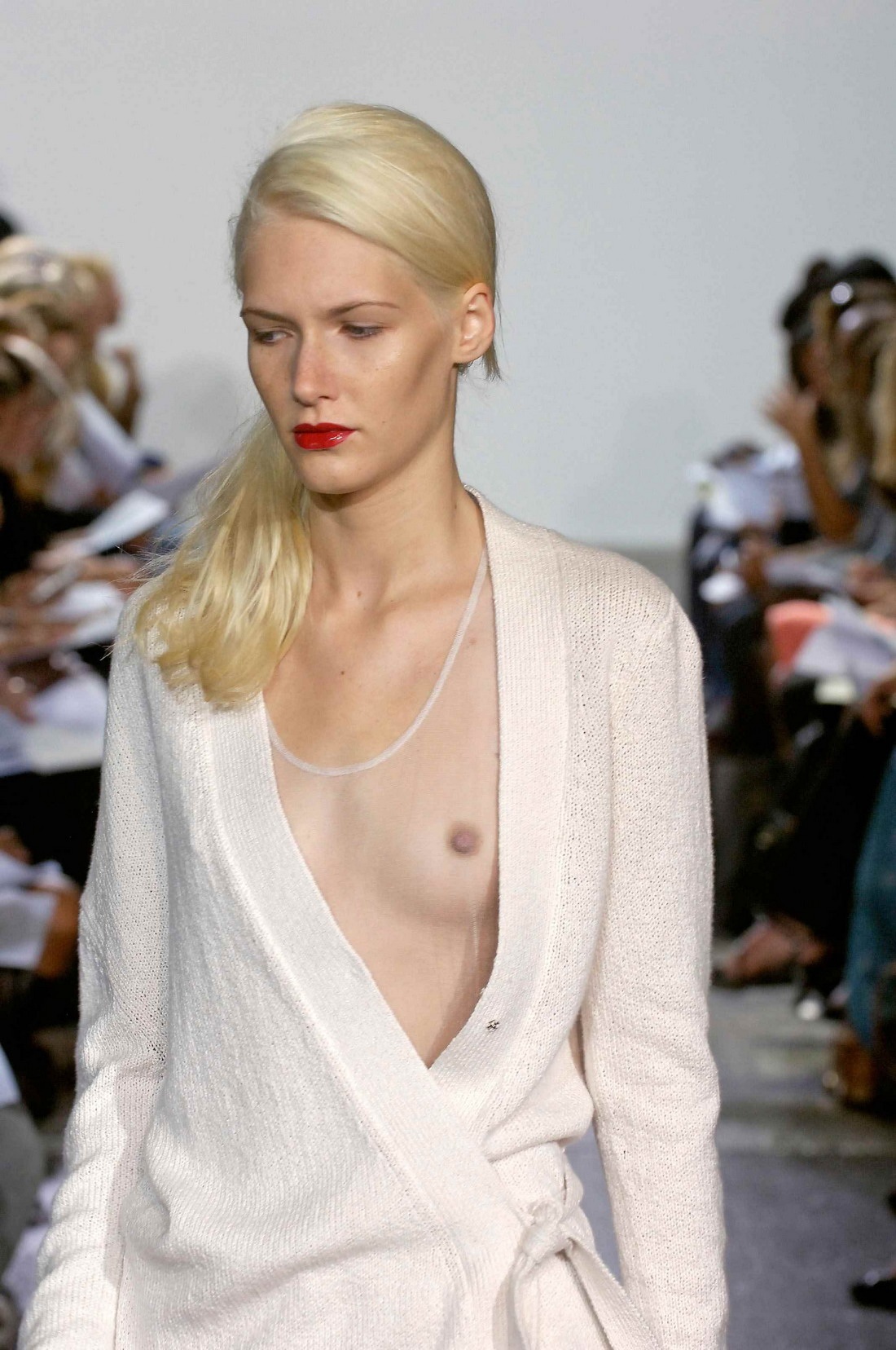 Alejandra Guilmant голая на подиуме