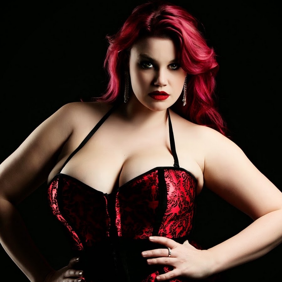 Плюс сайз Николь Симон в чулках