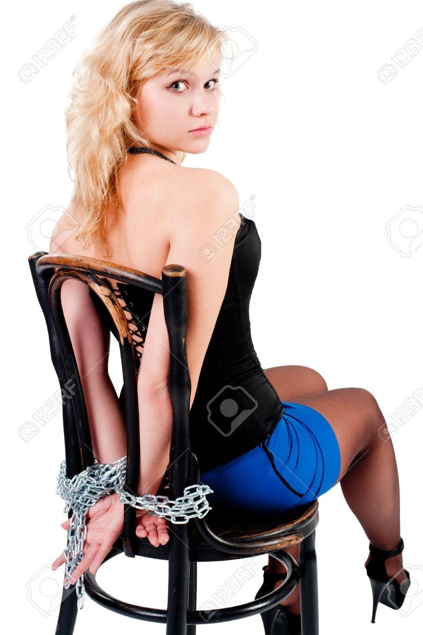 Связанная на стуле