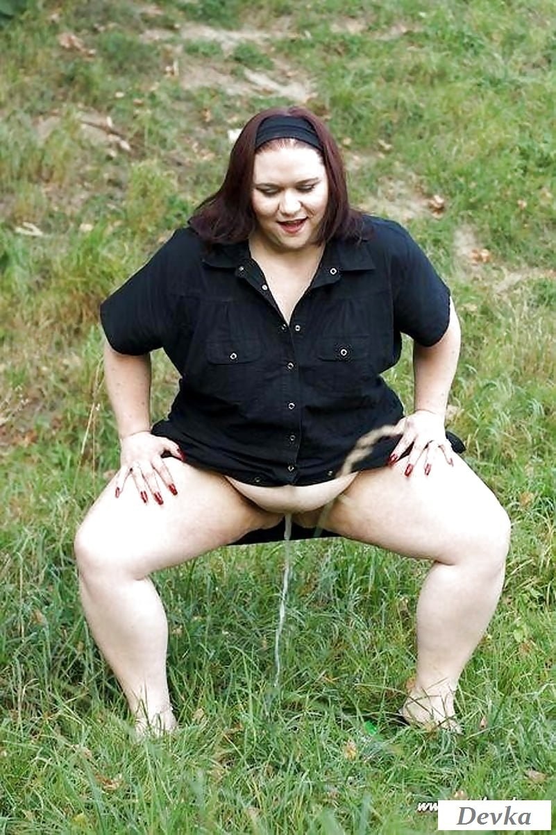 Голые пожилые женщины ссут